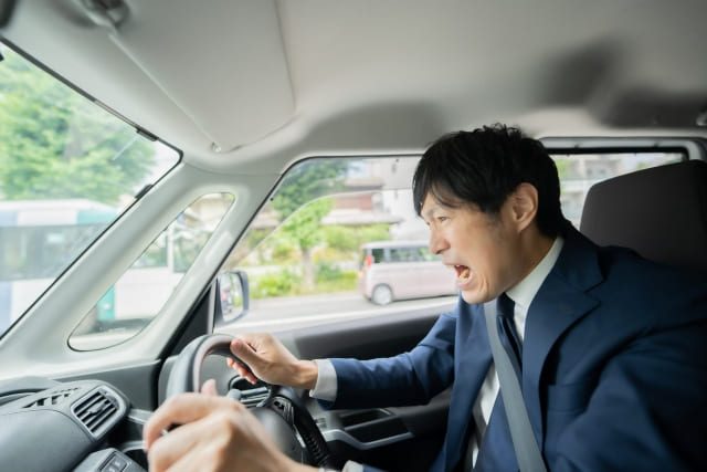 あおり運転とは？罰則や厳罰化の背景、該当する10の行為を解説のサムネイル