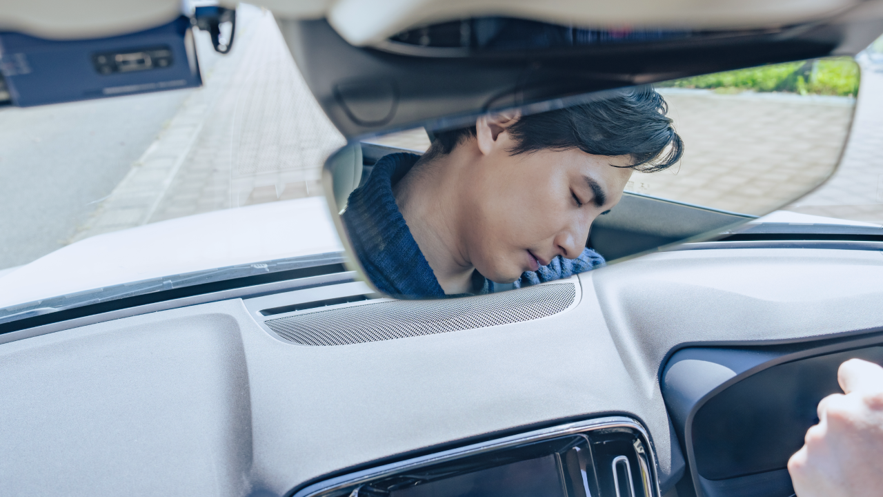 運転中に眠くなる原因と対策｜居眠り運転を防止するためのポイントのサムネイル