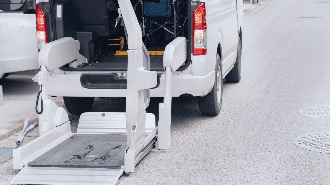 デイサービスの送迎事故はなぜ起きるのか｜実例・原因・対策を整理し、事故を防ぐ運行管理のポイントを解説